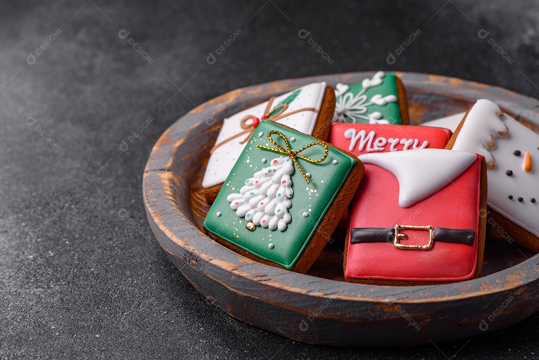 Lindos biscoitos de gengibre de Natal coloridos