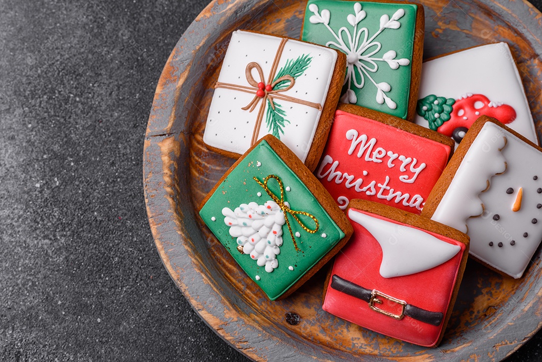 Lindos biscoitos de gengibre de Natal coloridos
