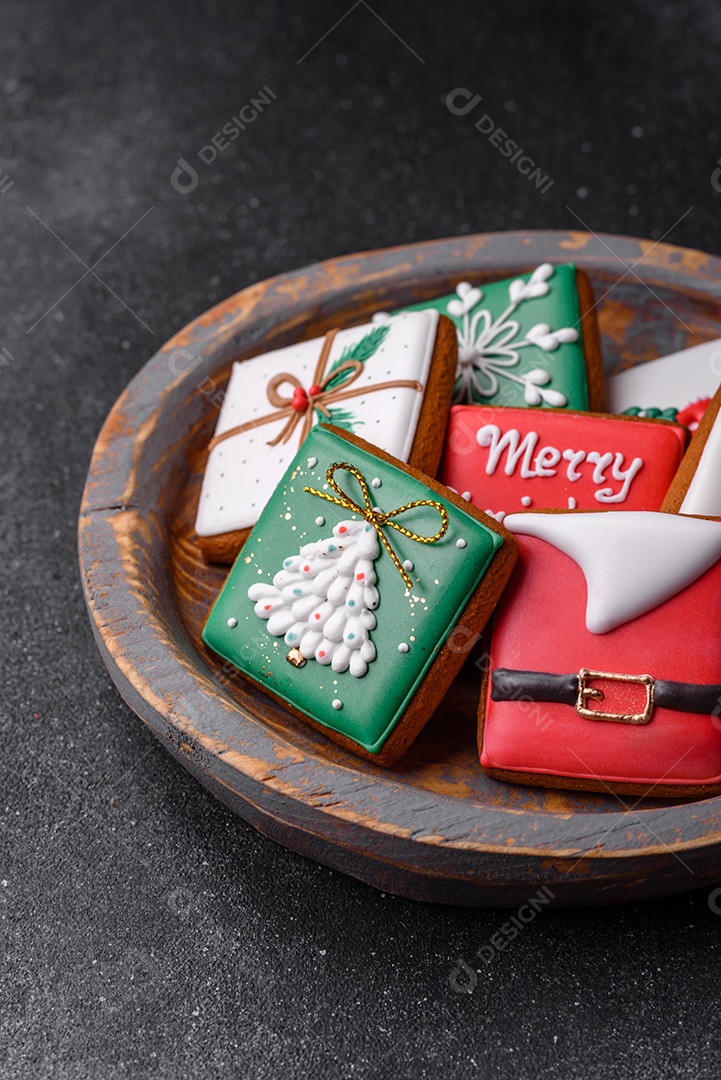 Lindos biscoitos de gengibre de Natal coloridos