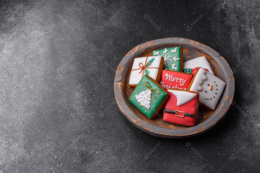 Lindos biscoitos de gengibre de Natal coloridos