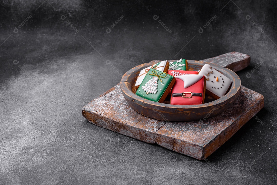 Lindos biscoitos de gengibre de Natal coloridos