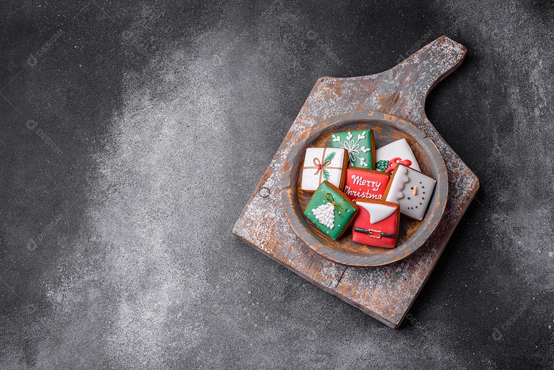 Lindos biscoitos de gengibre de Natal coloridos