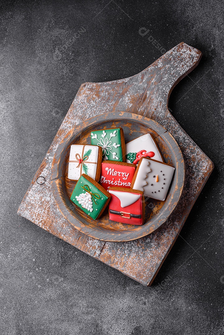 Lindos biscoitos de gengibre de Natal coloridos