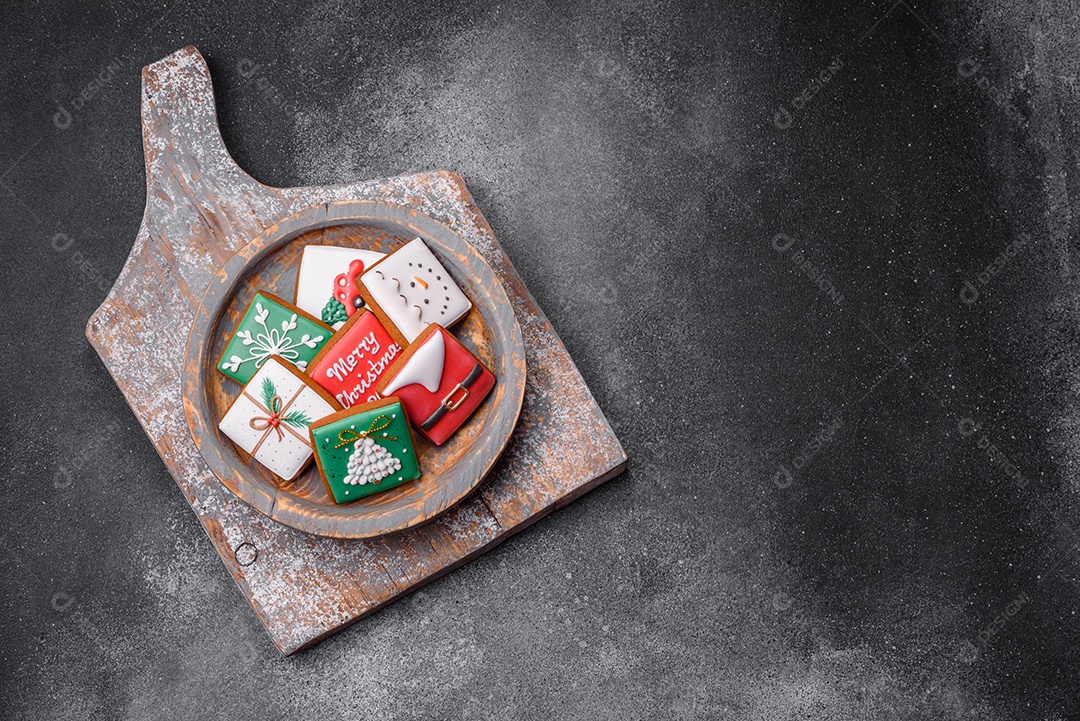 Lindos biscoitos de gengibre de Natal coloridos