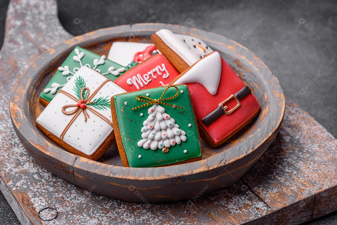 Lindos biscoitos de gengibre de Natal coloridos