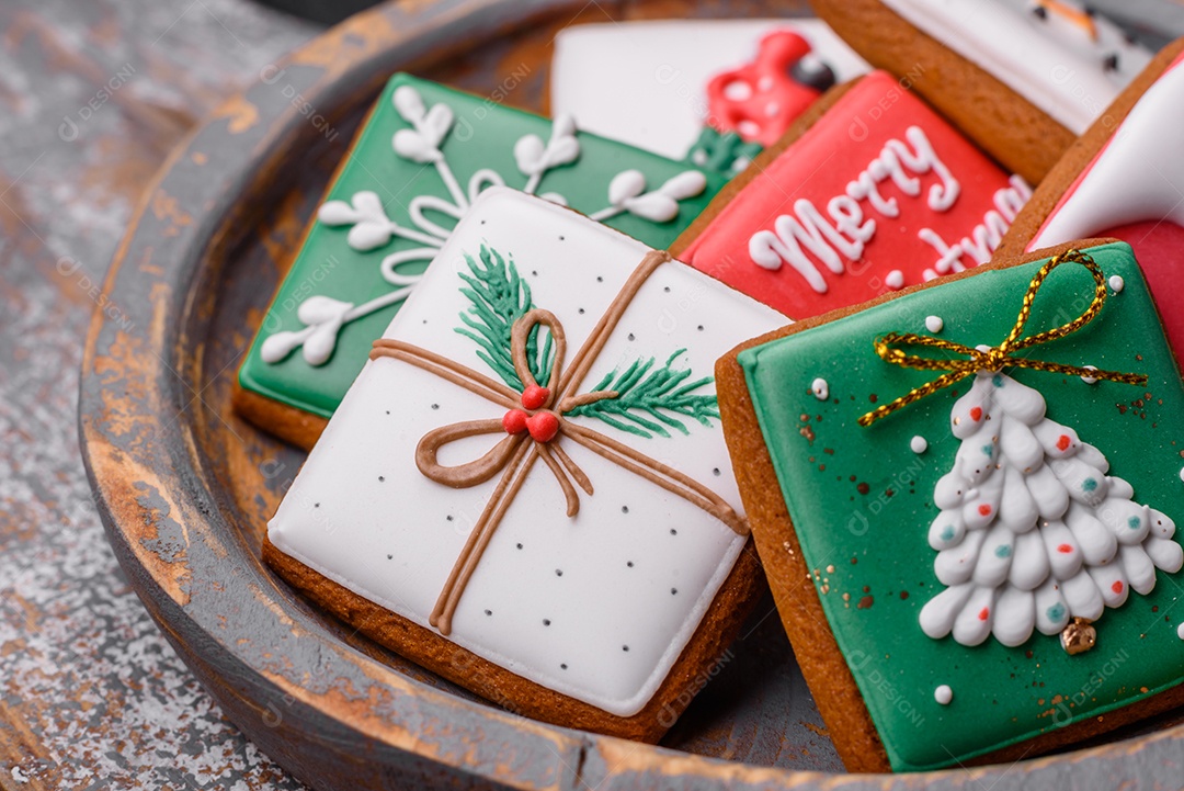 Lindos biscoitos de gengibre de Natal coloridos