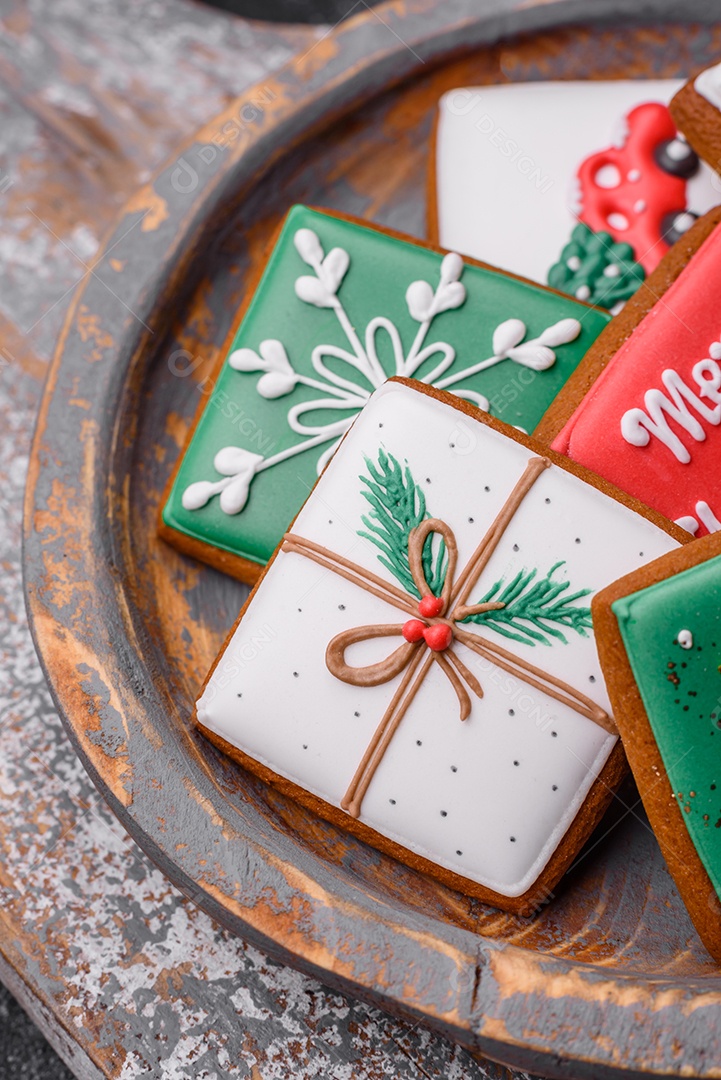 Lindos biscoitos de gengibre de Natal coloridos