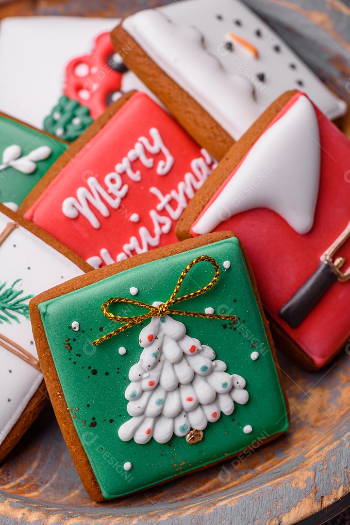 Lindos biscoitos de gengibre de Natal coloridos
