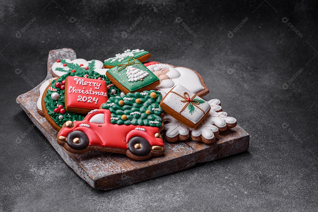 Lindos biscoitos de gengibre de Natal coloridos