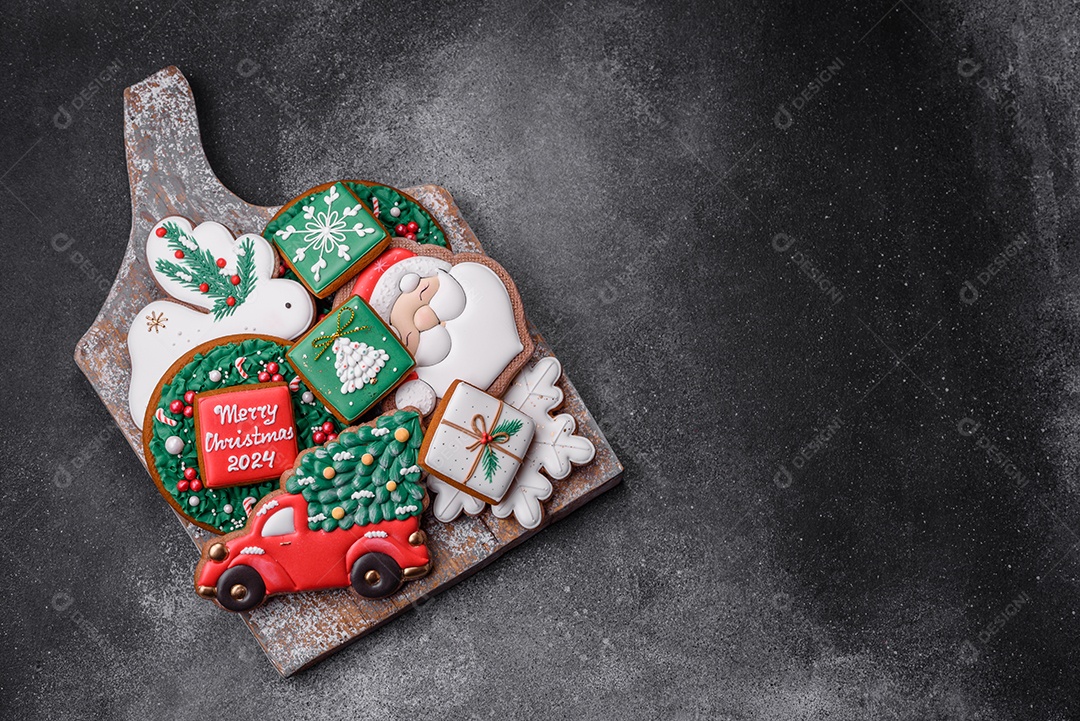 Lindos biscoitos de gengibre de Natal coloridos