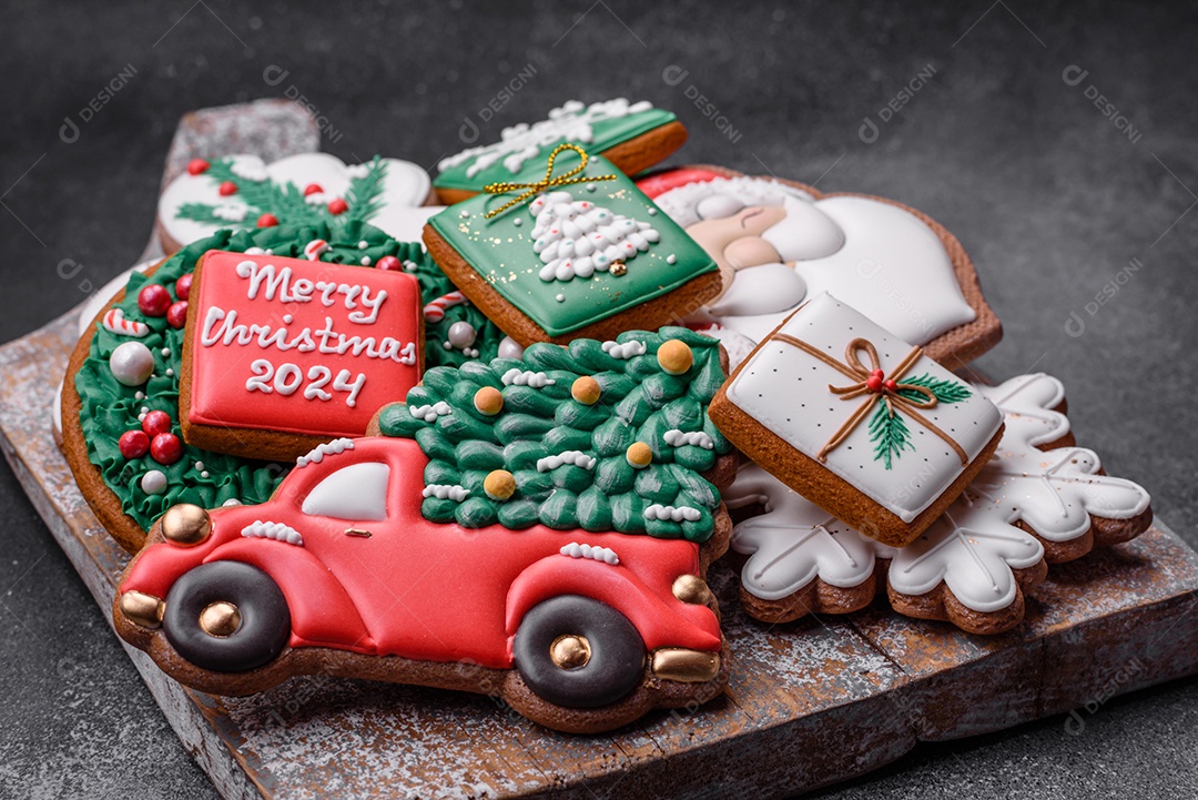 Lindos biscoitos de gengibre de Natal coloridos