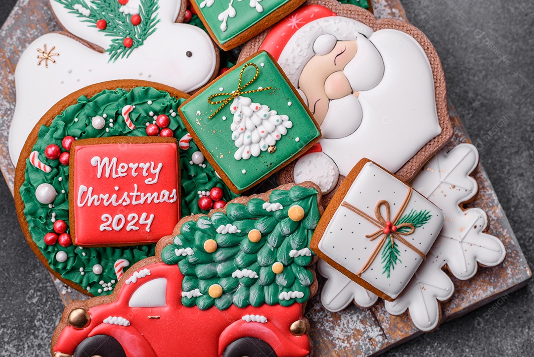 Lindos biscoitos de gengibre de Natal coloridos