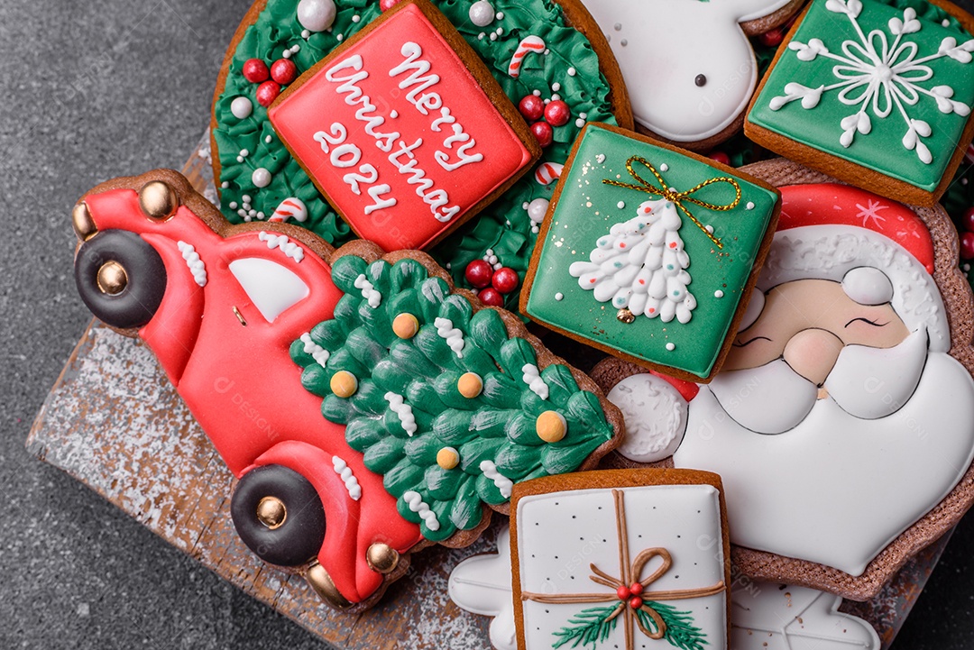 Lindos biscoitos de gengibre de Natal coloridos