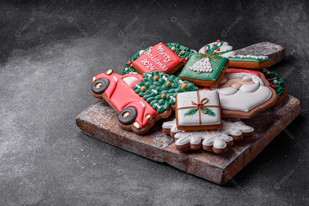 Lindos biscoitos de gengibre de Natal coloridos