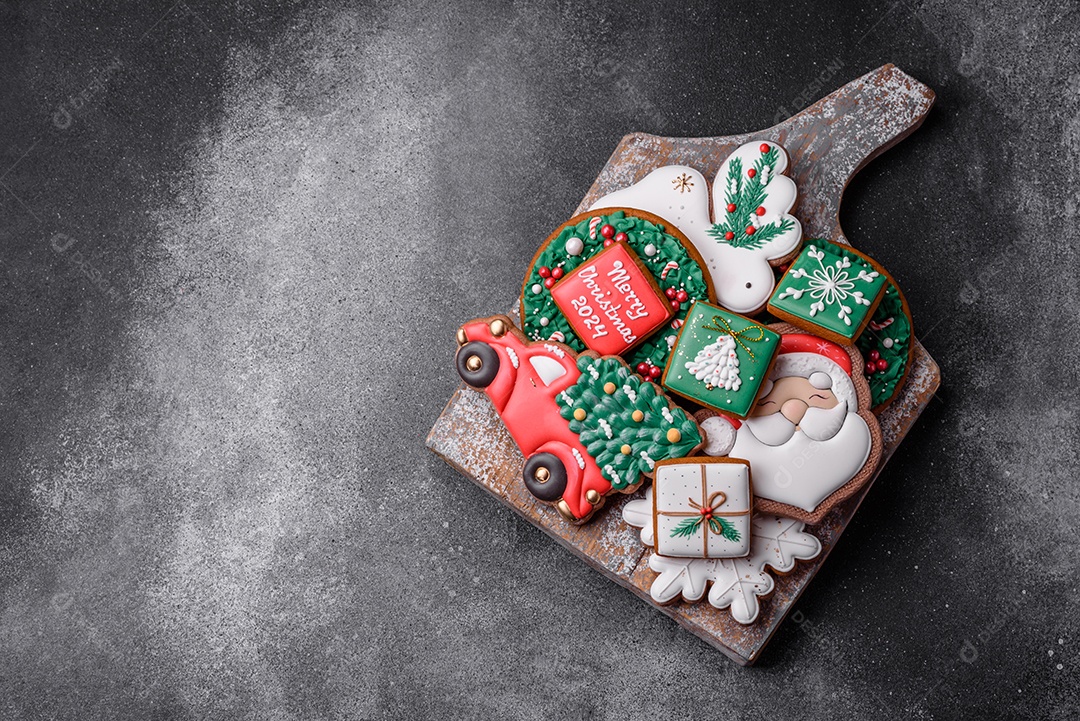 Lindos biscoitos de gengibre de Natal coloridos