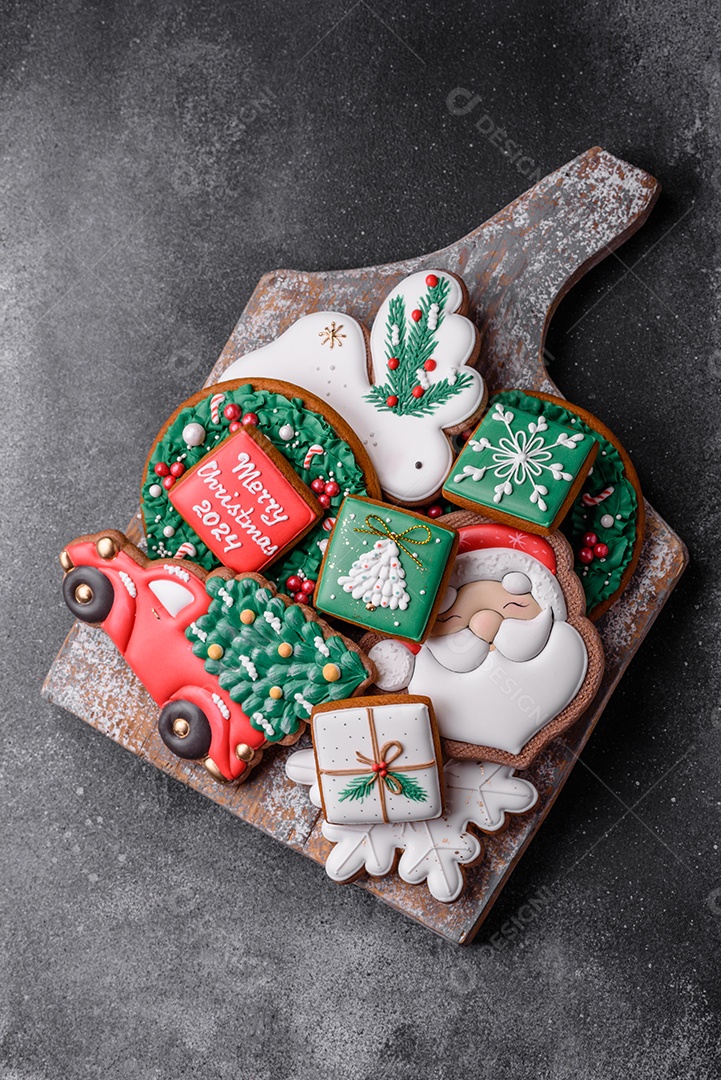 Lindos biscoitos de gengibre de Natal coloridos