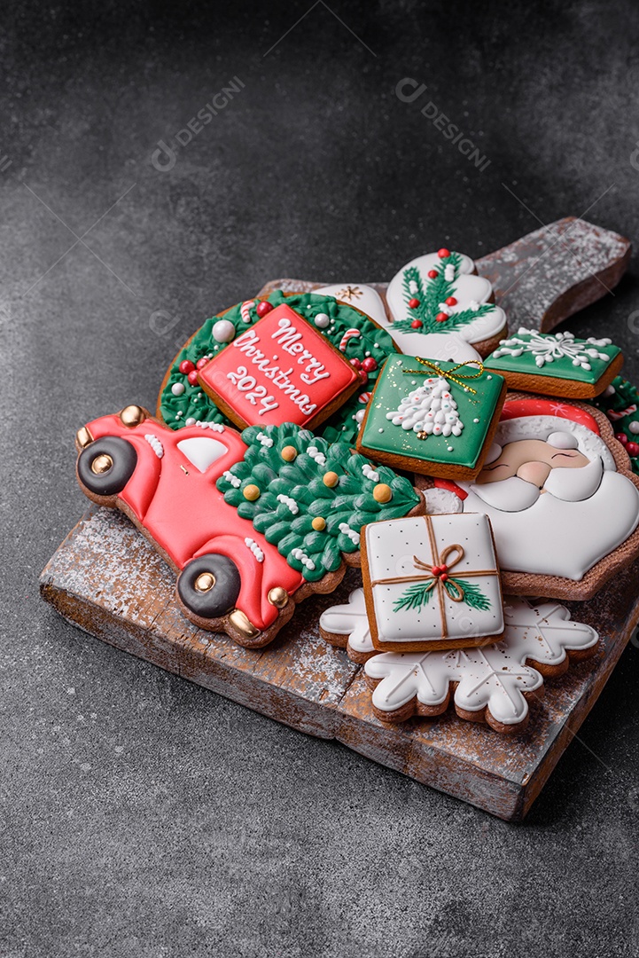 Lindos biscoitos de gengibre de Natal coloridos