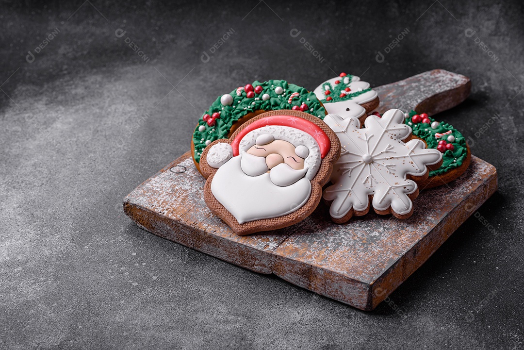 Lindos biscoitos de gengibre de Natal coloridos