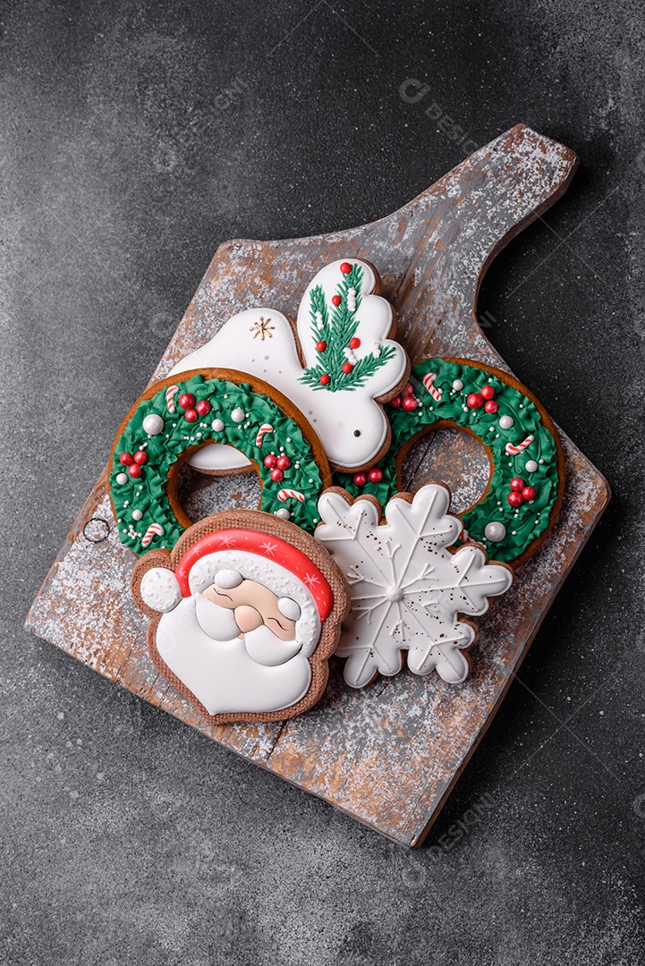 Lindos biscoitos de gengibre de Natal coloridos