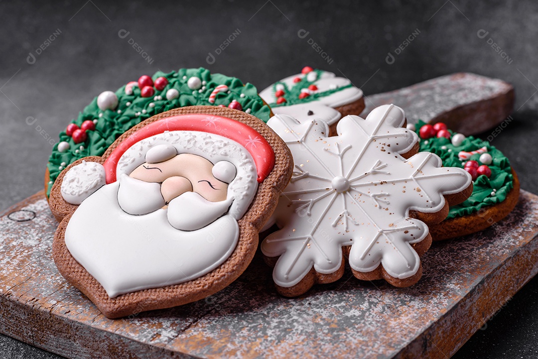 Lindos biscoitos de gengibre de Natal coloridos