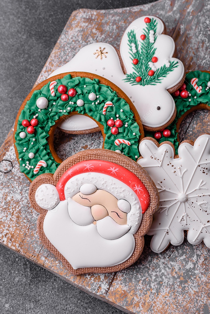 Lindos biscoitos de gengibre de Natal coloridos