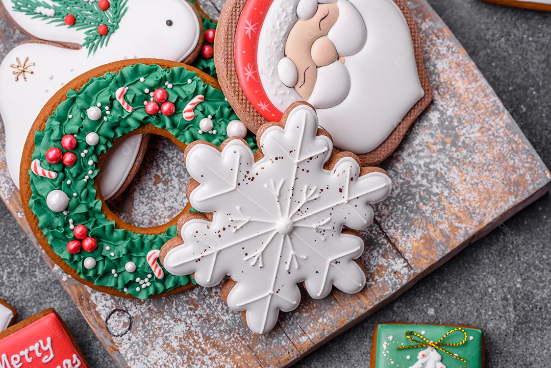 Lindos biscoitos de gengibre de Natal coloridos