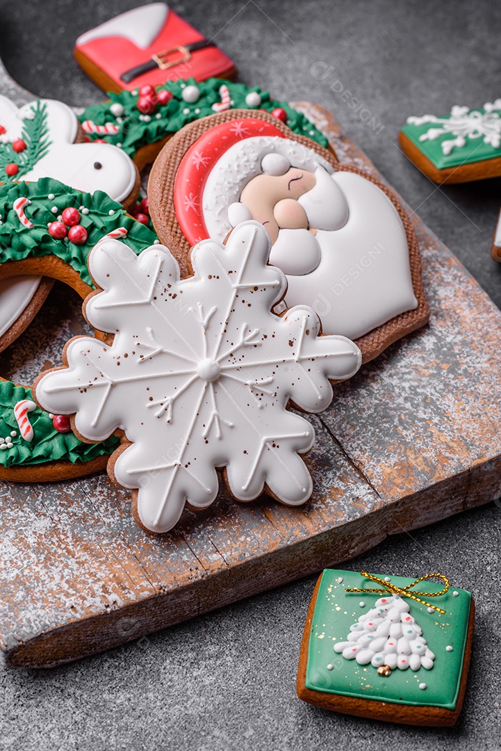 Lindos biscoitos de gengibre de Natal coloridos
