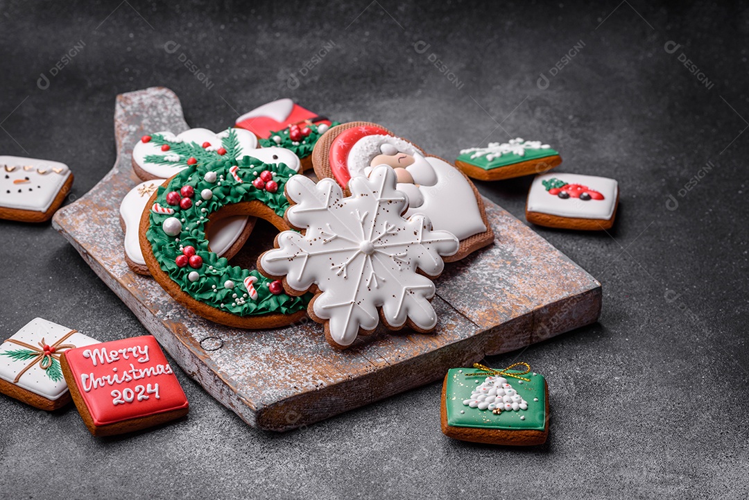 Lindos biscoitos de gengibre de Natal coloridos
