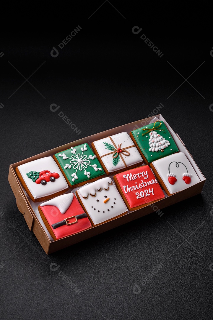 Lindos biscoitos de gengibre de Natal coloridos para o design e decoração da mesa festiva sobre um fundo de concreto texturizado