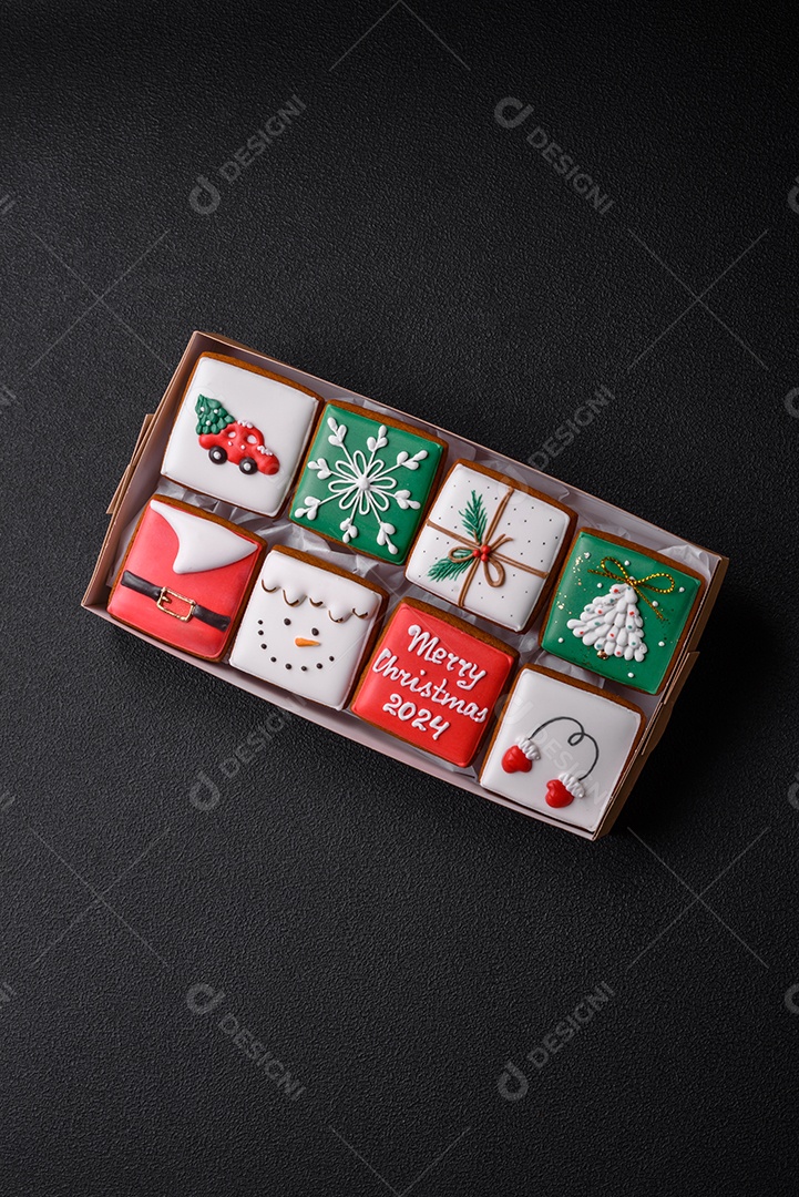 Lindos biscoitos de gengibre de Natal coloridos para o design e decoração da mesa festiva sobre um fundo de concreto texturizado