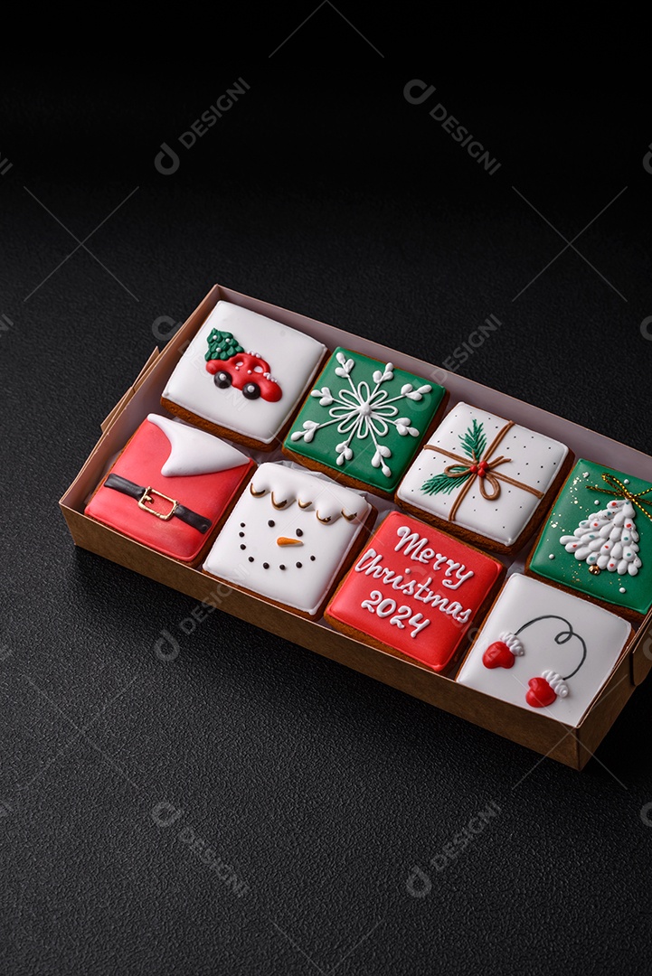 Lindos biscoitos de gengibre de Natal coloridos para o design e decoração da mesa festiva sobre um fundo de concreto texturizado