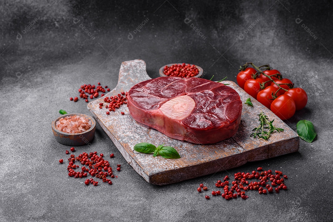 Bife de ossobuco de carne fresca com sal, especiarias e ervas em fundo de concreto texturizado
