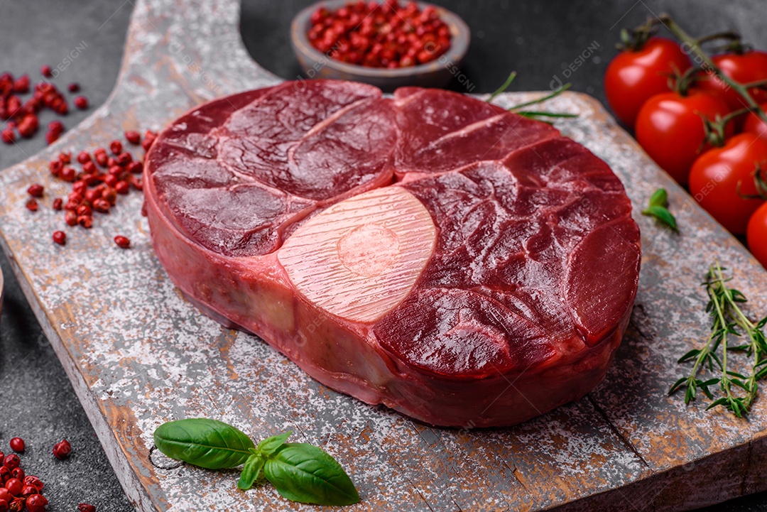 Bife de ossobuco de carne fresca com sal, especiarias e ervas em fundo de concreto texturizado
