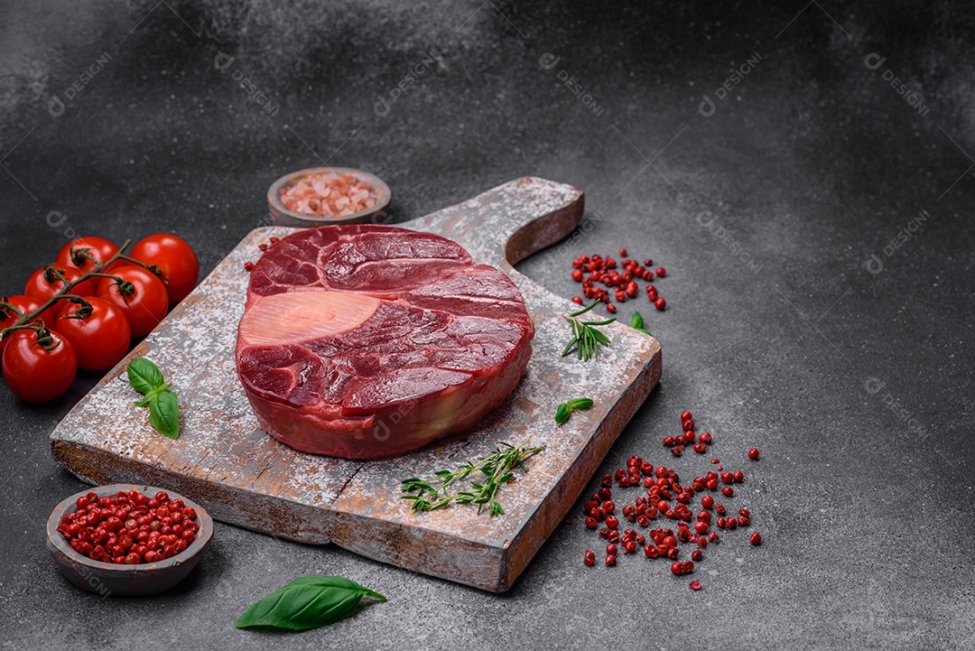 Bife de ossobuco de carne fresca com sal, especiarias e ervas em fundo de concreto texturizado