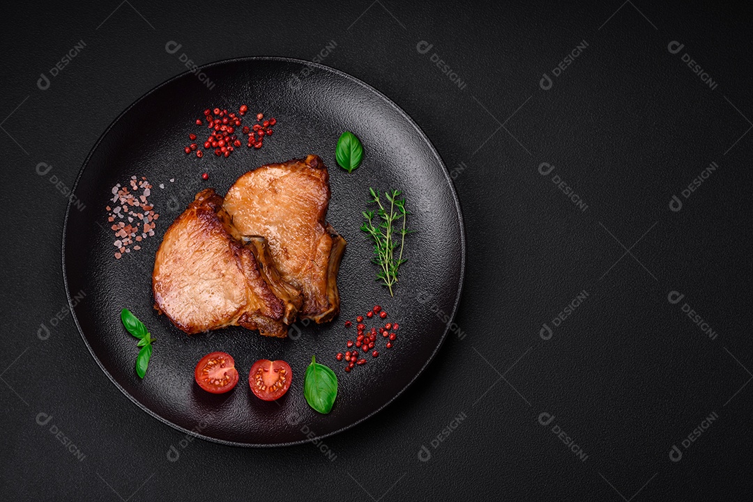 Delicioso frango suculento, espetos de peru com sal, especiarias e ervas sobre um fundo escuro de concreto