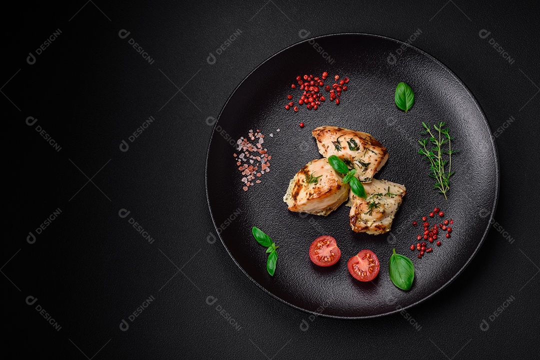 Delicioso frango suculento, espetos de peru com sal, especiarias e ervas sobre um fundo escuro de concreto