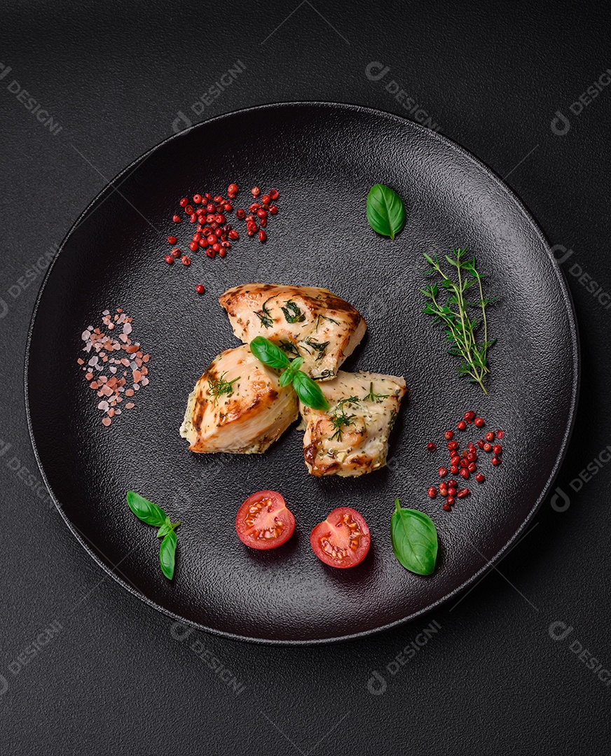 Delicioso frango suculento, espetos de peru com sal, especiarias e ervas sobre um fundo escuro de concreto