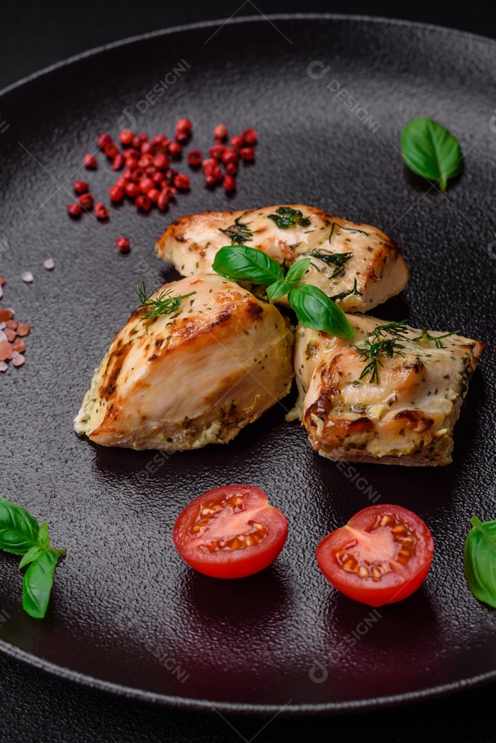 Delicioso frango suculento, espetos de peru com sal, especiarias e ervas sobre um fundo escuro de concreto