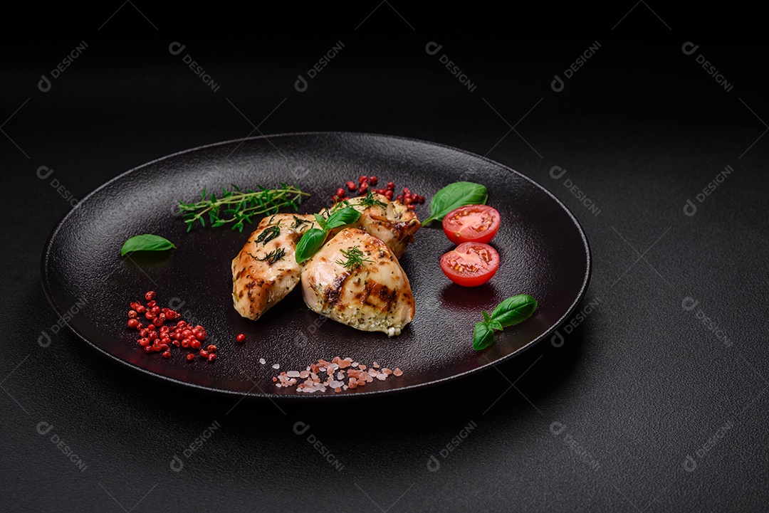 Delicioso frango suculento, espetos de peru com sal, especiarias e ervas sobre um fundo escuro de concreto