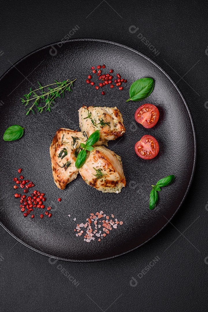 Delicioso frango suculento, espetos de peru com sal, especiarias e ervas sobre um fundo escuro de concreto