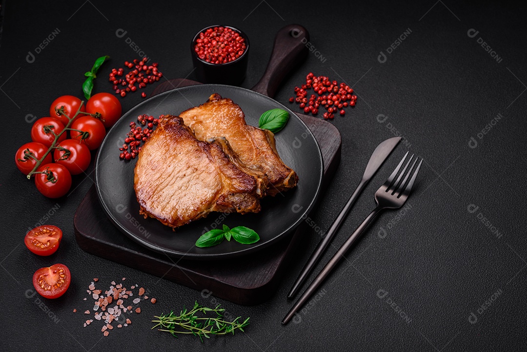 Bife de ossobuco de carne fresca com sal, especiarias e ervas em fundo de concreto texturizado