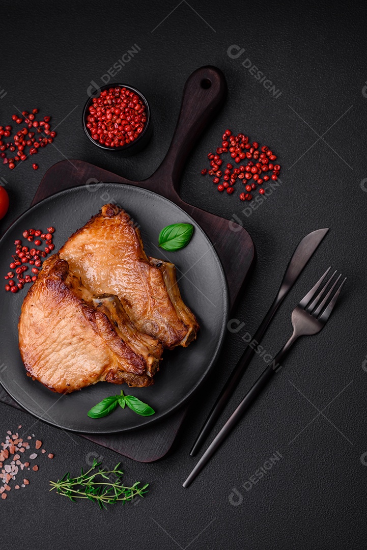 Bife de ossobuco de carne fresca com sal, especiarias e ervas em fundo de concreto texturizado