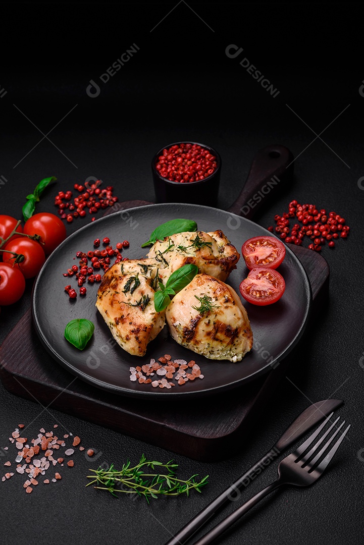 Delicioso peito de frango frito em massa com mostarda, sal, especiarias e queijo sobre fundo escuro de concreto