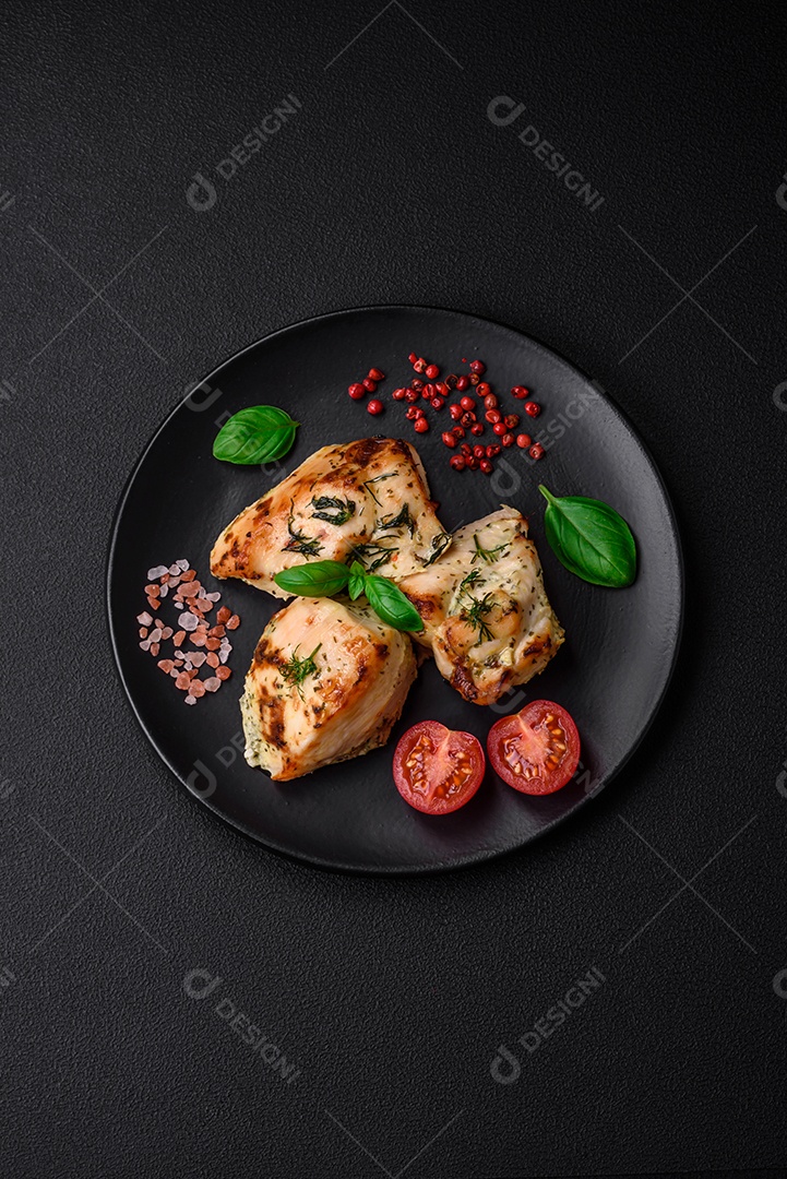 Delicioso peito de frango frito em massa com mostarda, sal, especiarias e queijo sobre fundo escuro de concreto