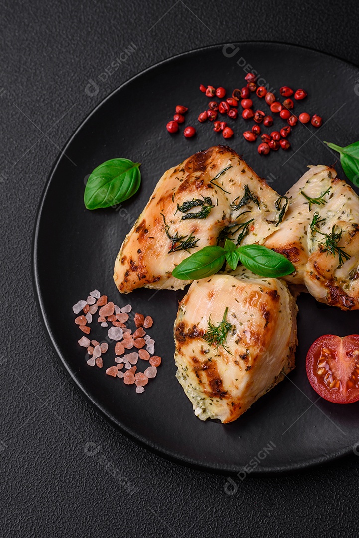 Delicioso peito de frango frito em massa com mostarda, sal, especiarias e queijo sobre fundo escuro de concreto