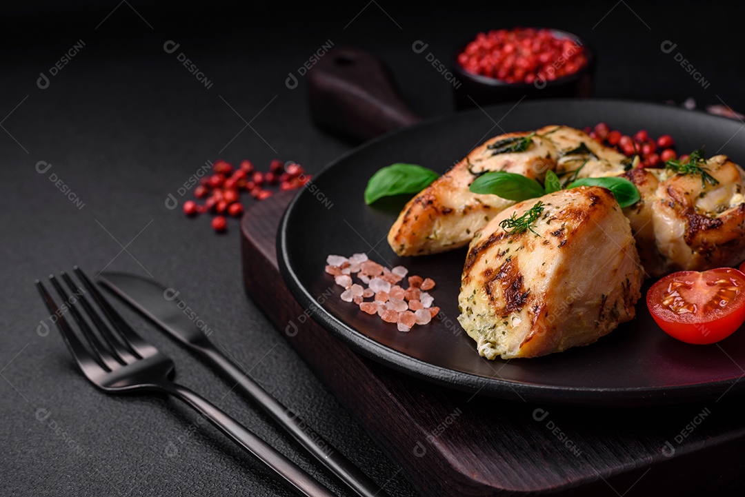 Delicioso peito de frango frito em massa com mostarda, sal, especiarias e queijo sobre fundo escuro de concreto