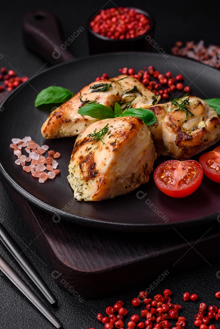 Delicioso peito de frango frito em massa com mostarda, sal, especiarias e queijo sobre fundo escuro de concreto