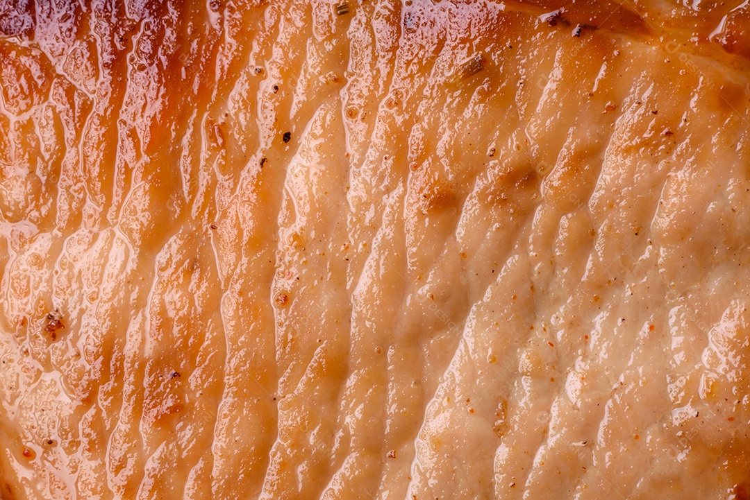 Delicioso suculento bife de porco ou de vaca com sal, especiarias e ervas sobre um fundo de concreto texturizado