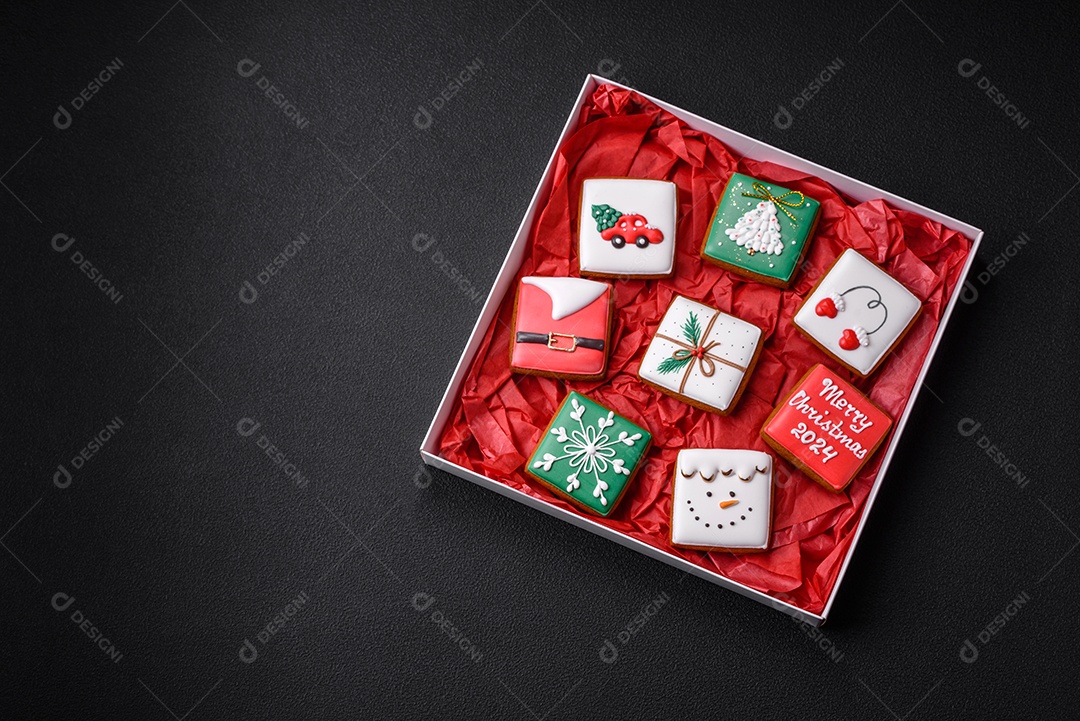 Delicioso pão de gengibre de Natal em um fundo textural escuro. Preparando-se para celebrar o Natal e o Ano Novo