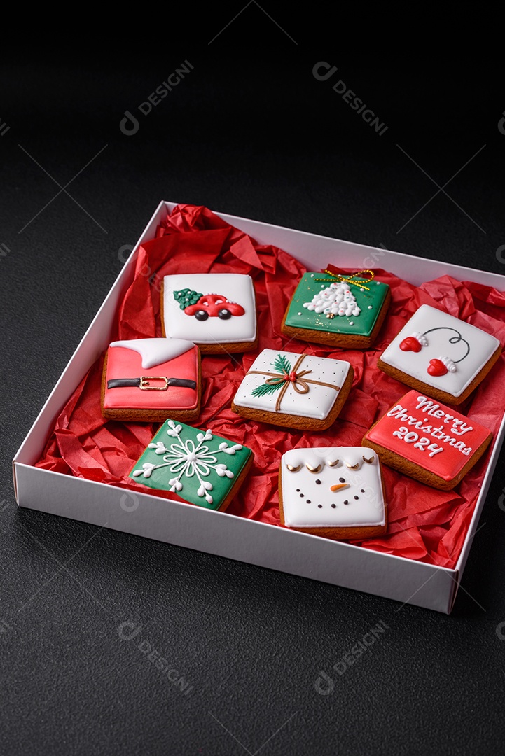 Delicioso pão de gengibre de Natal em um fundo textural escuro. Preparando-se para celebrar o Natal e o Ano Novo